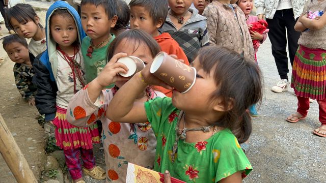 Hoa hậu Thùy Tiên nấu trà sữa, xây trường cho trẻ em Hà Giang - Ảnh 3.