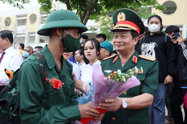 2.800 thanh niên Đồng Nai lên đường nhập ngũ - Ảnh 2.