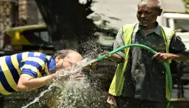 Ấn Độ đón đợt nắng nóng trong năm nay sau tháng 2 nóng kỷ lục - Ảnh 1.