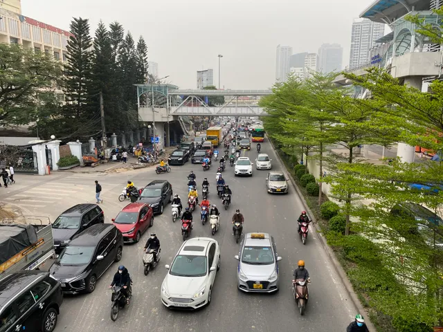 Hà Nội: Thiếu đăng kiểm viên, người dân “chôn chân” chờ đến lượt - Ảnh 2.