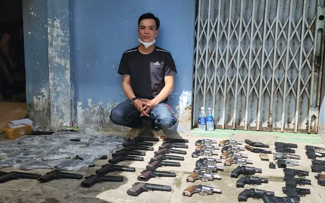 Kiên Giang khởi tố nhiều vụ mua bán, tàng trữ, sử dụng vũ khí quân dụng - Ảnh 2.