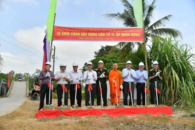 Bộ đội xuất quân về đón Tết Chôl Chnăm Thmây với đồng bào Khmer - Ảnh 2.