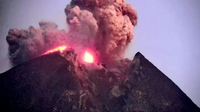 Núi lửa Merapi tại Indonesia hoạt động, phun ra đám mây nóng cao 7 km - Ảnh 1.