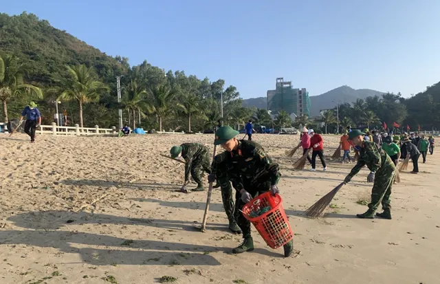 Tuổi trẻ Trường Sĩ quan Thông tin ra quân “Ngày Chủ nhật xanh” - Ảnh 1.