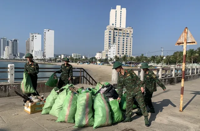 Tuổi trẻ Trường Sĩ quan Thông tin ra quân “Ngày Chủ nhật xanh” - Ảnh 2.