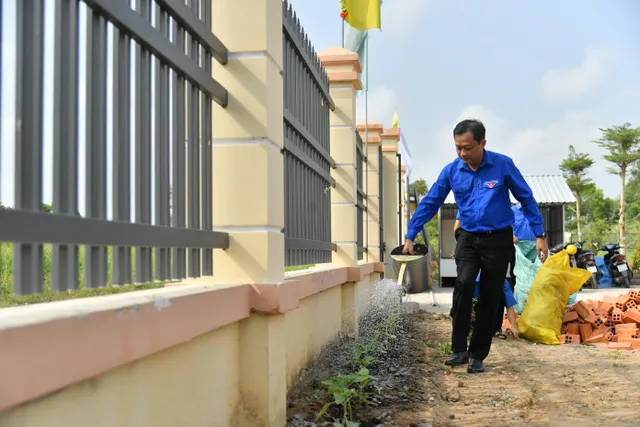 Kiên Giang: Thanh niên ra quân chung tay xây dựng nông thôn mới - Ảnh 2.