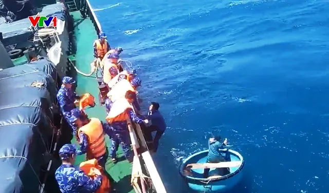 Tiếp tục tìm kiếm thuyền viên gặp nạn trên vùng biển Bình Thuận - Ảnh 1.
