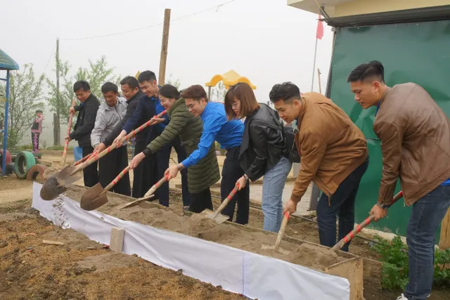 Đoàn Thanh niên VTV mang niềm vui đến với trẻ em nghèo vùng núi Tây Bắc - Ảnh 3.