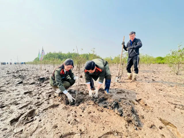 Chung tay tình nguyện vì tháng Ba biên giới - Ảnh 5.