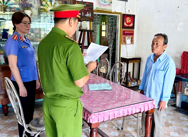 Bạc Liêu: Bắt giam vợ chồng làm giả giấy tờ đất chiếm đoạt 1,3 tỉ đồng - Ảnh 1.