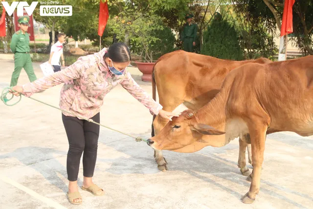 Quỹ Tấm lòng Việt: Trao quà hỗ trợ các em học sinh và hộ gia đình khó khăn tại huyện Tiên Lãng - Ảnh 8.