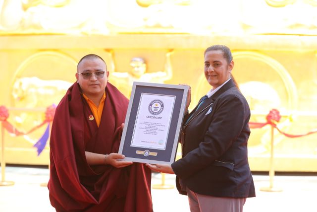 Trao chứng nhận kỷ lục Guinness cho Bảo tháp Kinh luân ở Lâm Đồng - Ảnh 1.