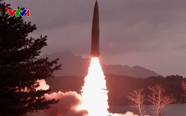 Triều Tiên liên tiếp phóng tên lửa đạn đạo - Ảnh 1.