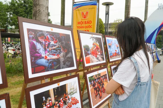 Triển lãm ảnh Những nẻo đường xuân: Ghi lại đất nước Việt Nam đầy sắc màu - Ảnh 8.