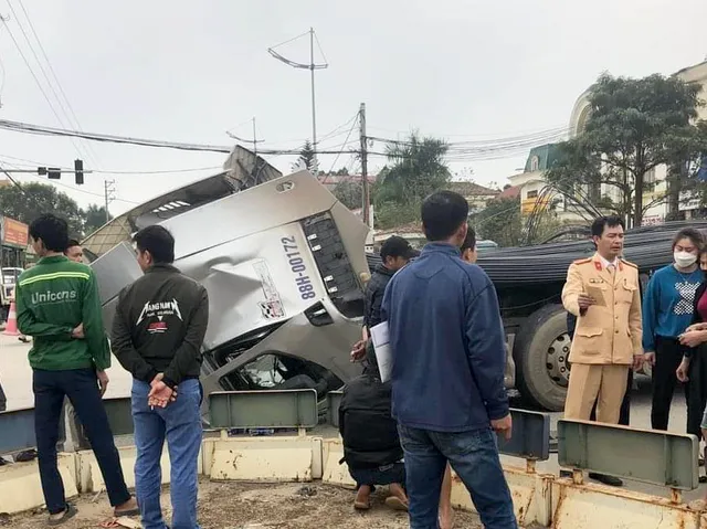 Gặp nạn do xe máy tạt đầu xe đầu kéo - Ảnh 1.