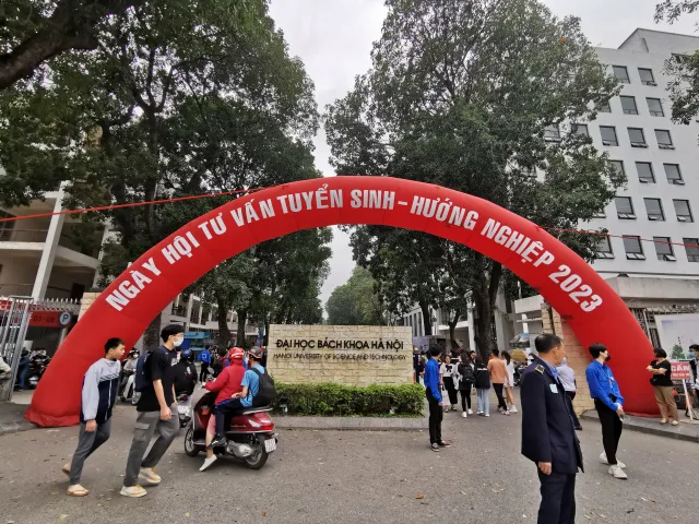 Nhiều thông tin hữu ích tại Ngày hội tư vấn tuyển sinh - hướng nghiệp 2023 - Ảnh 6. Nhiều thông tin hữu ích tại Ngày hội tư vấn tuyển sinh - hướng nghiệp 2023 - Ảnh 6.