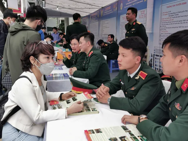 Nhiều thông tin hữu ích tại Ngày hội tư vấn tuyển sinh - hướng nghiệp 2023 - Ảnh 5. Nhiều thông tin hữu ích tại Ngày hội tư vấn tuyển sinh - hướng nghiệp 2023 - Ảnh 5.