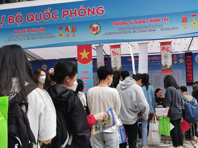 Nhiều thông tin hữu ích tại Ngày hội tư vấn tuyển sinh - hướng nghiệp 2023 - Ảnh 18. Nhiều thông tin hữu ích tại Ngày hội tư vấn tuyển sinh - hướng nghiệp 2023 - Ảnh 18.