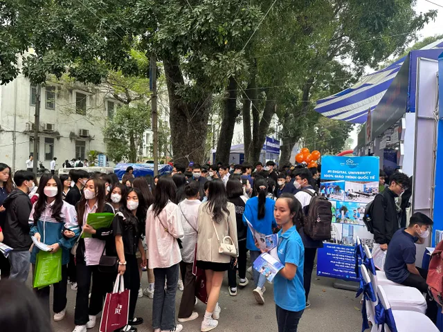 Nhiều thông tin hữu ích tại Ngày hội tư vấn tuyển sinh - hướng nghiệp 2023 - Ảnh 13. Nhiều thông tin hữu ích tại Ngày hội tư vấn tuyển sinh - hướng nghiệp 2023 - Ảnh 13.