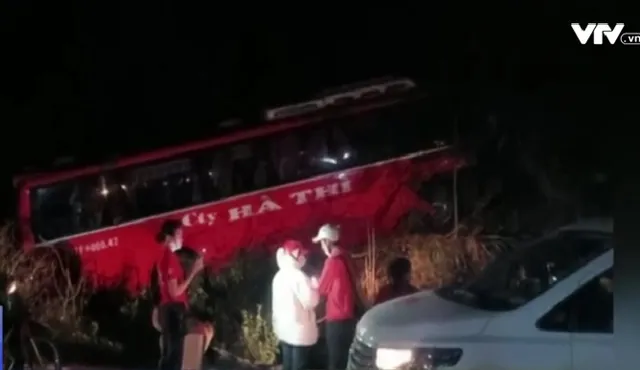 13 người thương vong vụ xe khách lao vào vách núi - Ảnh 2.
