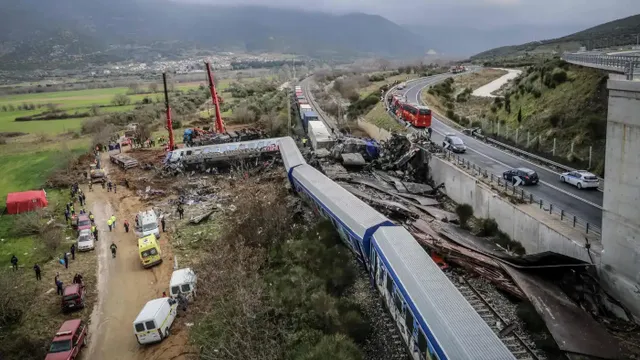 Bộ trưởng Giao thông Hy Lạp từ chức sau vụ va chạm tàu hỏa nghiêm trọng - Ảnh 1.