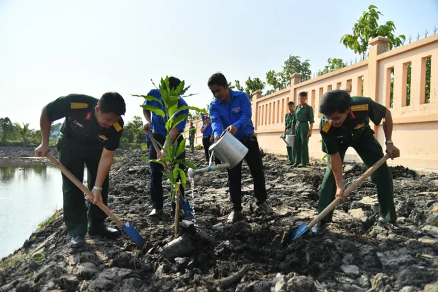 Kiên Giang: Bộ đội ra quân các hoạt động Tháng thanh niên - Ảnh 1.