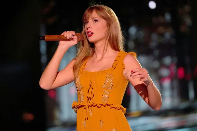 Chiêm ngưỡng phong cách của Taylor Swift qua từng thời kỳ trong tour diễn Eras Tour - Ảnh 5. Chiêm ngưỡng phong cách của Taylor Swift qua từng thời kỳ trong tour diễn Eras Tour - Ảnh 5.