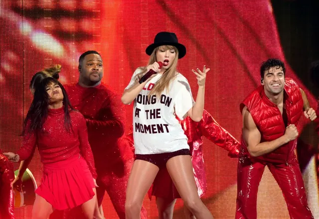 Chiêm ngưỡng phong cách của Taylor Swift qua từng thời kỳ trong tour diễn Eras Tour - Ảnh 9. Chiêm ngưỡng phong cách của Taylor Swift qua từng thời kỳ trong tour diễn Eras Tour - Ảnh 9.