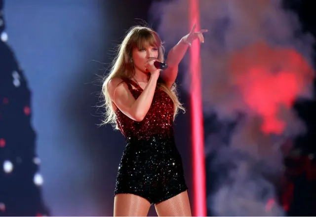 Chiêm ngưỡng phong cách của Taylor Swift qua từng thời kỳ trong tour diễn Eras Tour - Ảnh 10. Chiêm ngưỡng phong cách của Taylor Swift qua từng thời kỳ trong tour diễn Eras Tour - Ảnh 10.