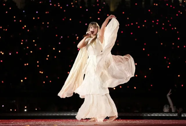 Chiêm ngưỡng phong cách của Taylor Swift qua từng thời kỳ trong tour diễn Eras Tour - Ảnh 13. Chiêm ngưỡng phong cách của Taylor Swift qua từng thời kỳ trong tour diễn Eras Tour - Ảnh 13.
