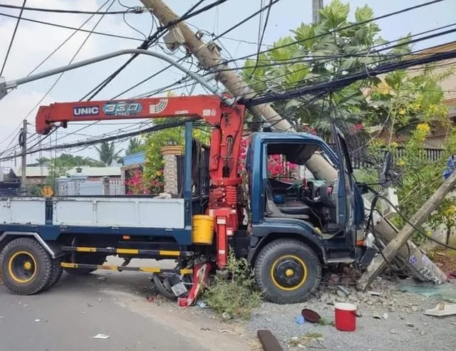 Đồng Nai: Xe tải mất lái gây tai nạn làm 2 người tử vong, hơn 6.450 hộ dân mất điện - Ảnh 1.