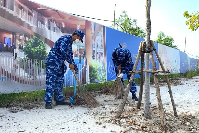 Vùng 5 Hải quân chung tay bảo vệ môi trường - Ảnh 2.