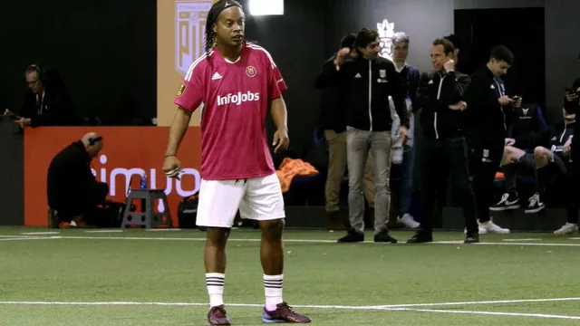 Bất ngờ với mức thu nhập của Ronaldinho ở bến đỗ mới - Ảnh 1.