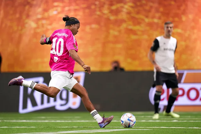 Bất ngờ với mức thu nhập của Ronaldinho ở bến đỗ mới - Ảnh 2.