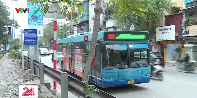 Mất an toàn điểm chờ xe bus cạnh đường sắt - Ảnh 1.