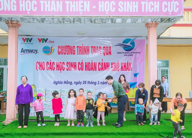 Những phần quà ấm áp yêu thương đến với tỉnh Nam Định - Ảnh 2.