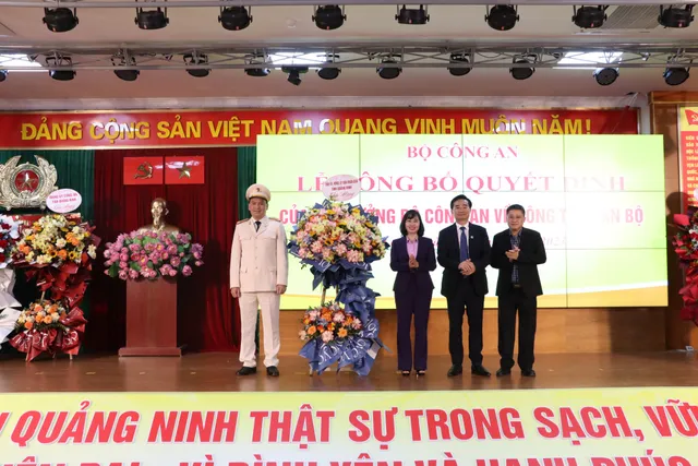 Thiếu tướng Đinh Văn Nơi trao quyết định bổ nhiệm Phó Giám đốc Công an tỉnh Quảng Ninh - Ảnh 1.