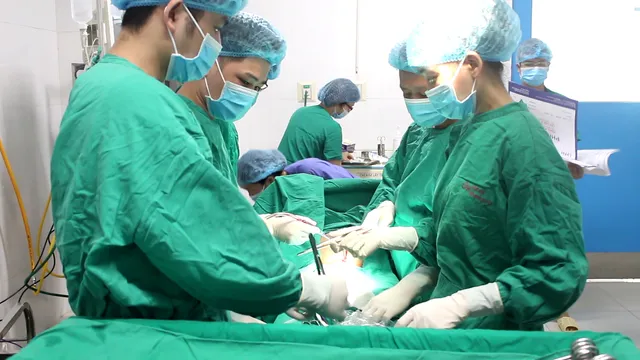 Cứu người phụ nữ có khối u chân nguy hiểm - Ảnh 2. Cứu người phụ nữ có khối u chân nguy hiểm - Ảnh 2.