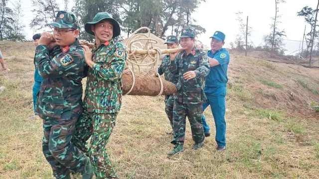 Xử lý an toàn quả bom trên 150 kg, còn nguyên ngòi nổ - Ảnh 2.