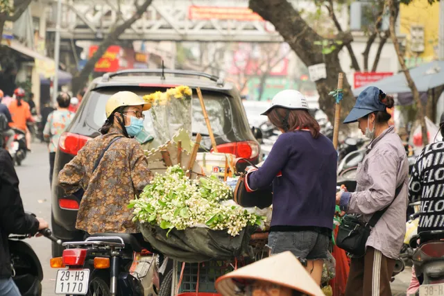 Duyên dáng hoa bưởi về trên phố phường Hà Nội - Ảnh 3.