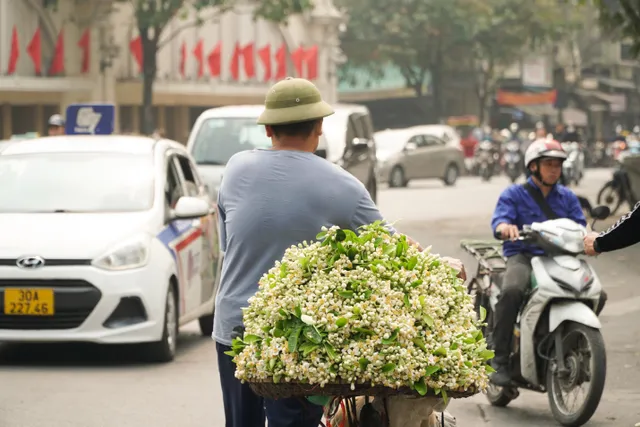 Duyên dáng hoa bưởi về trên phố phường Hà Nội - Ảnh 5.