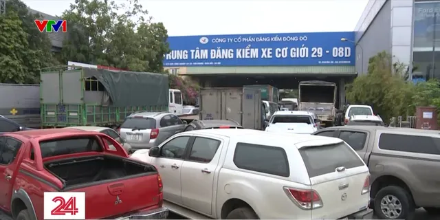 Hà Nội: Xếp hàng 1 km, ăn bánh mì trên xe nhiều ngày để chờ đăng kiểm - Ảnh 1.