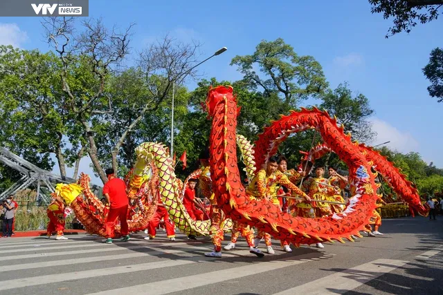 Hơn 600 người biểu diễn nghệ thuật Lân - Sư - Rồng tại đường phố Hà Nội - Ảnh 3.