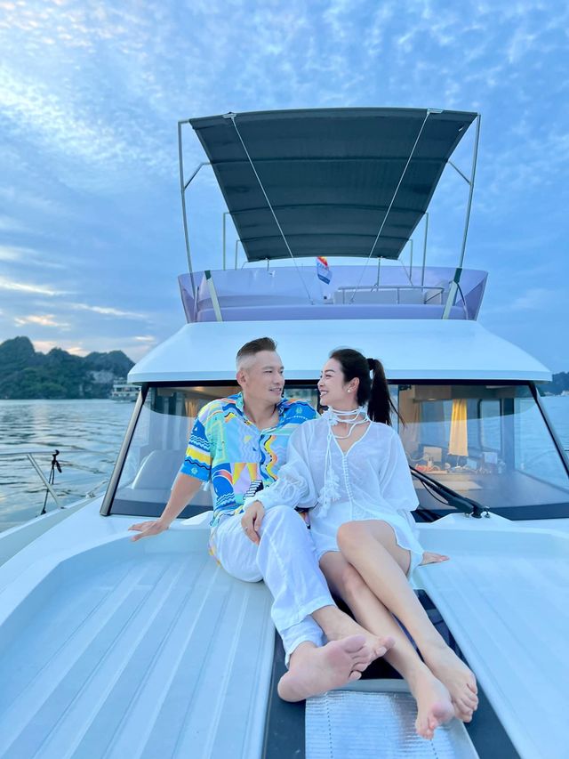 Jennifer Phạm và chồng doanh nhân kỉ niệm 14 năm yêu nhau, MC Mai Ngọc duyên dáng bên NSND Như Quỳnh - Ảnh 1.