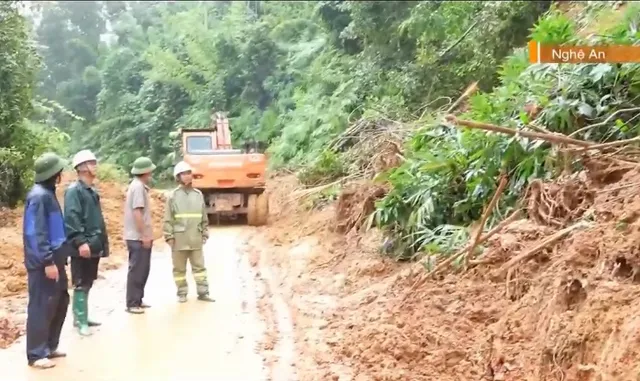 Tiềm ẩn nguy cơ sạt lở đất sau mưa lũ - Ảnh 2.