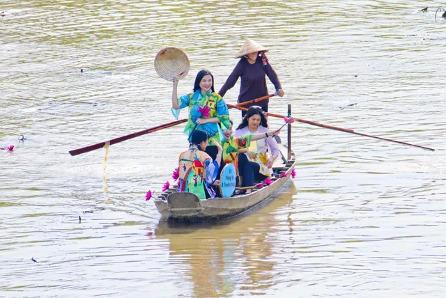 Hậu Giang: 150 người trình diễn áo bà ba trên sông - Ảnh 5.