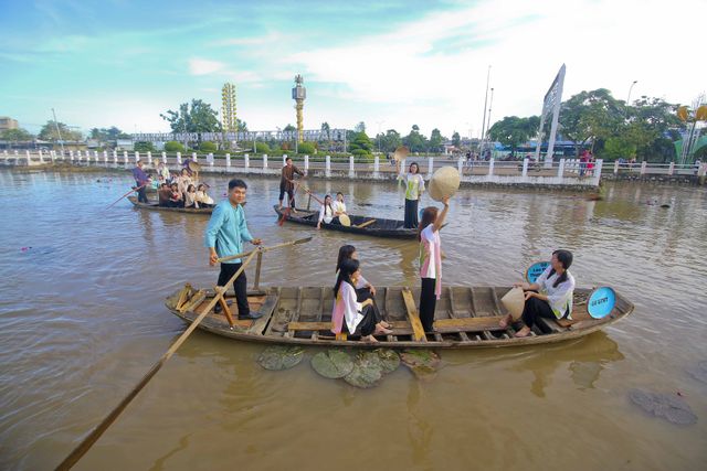 Hậu Giang: 150 người trình diễn áo bà ba trên sông - Ảnh 6.