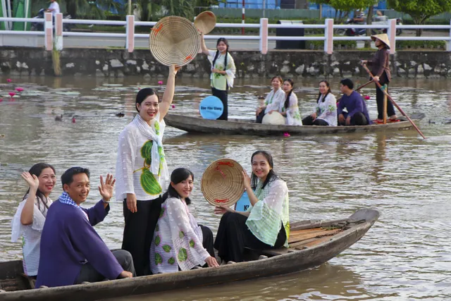 Hậu Giang: 150 người trình diễn áo bà ba trên sông - Ảnh 3.