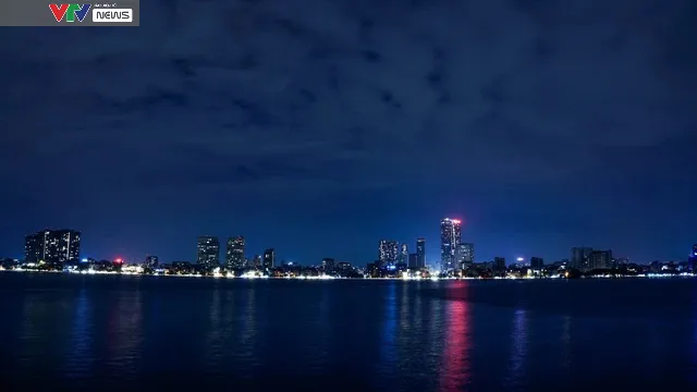 Thành phố Hà Nội lên đèn lung linh soi bóng nước Hồ Tây - Ảnh 1. Thành phố Hà Nội lên đèn lung linh soi bóng nước Hồ Tây - Ảnh 1.
