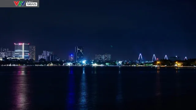 Thành phố Hà Nội lên đèn lung linh soi bóng nước Hồ Tây - Ảnh 7. Thành phố Hà Nội lên đèn lung linh soi bóng nước Hồ Tây - Ảnh 7.